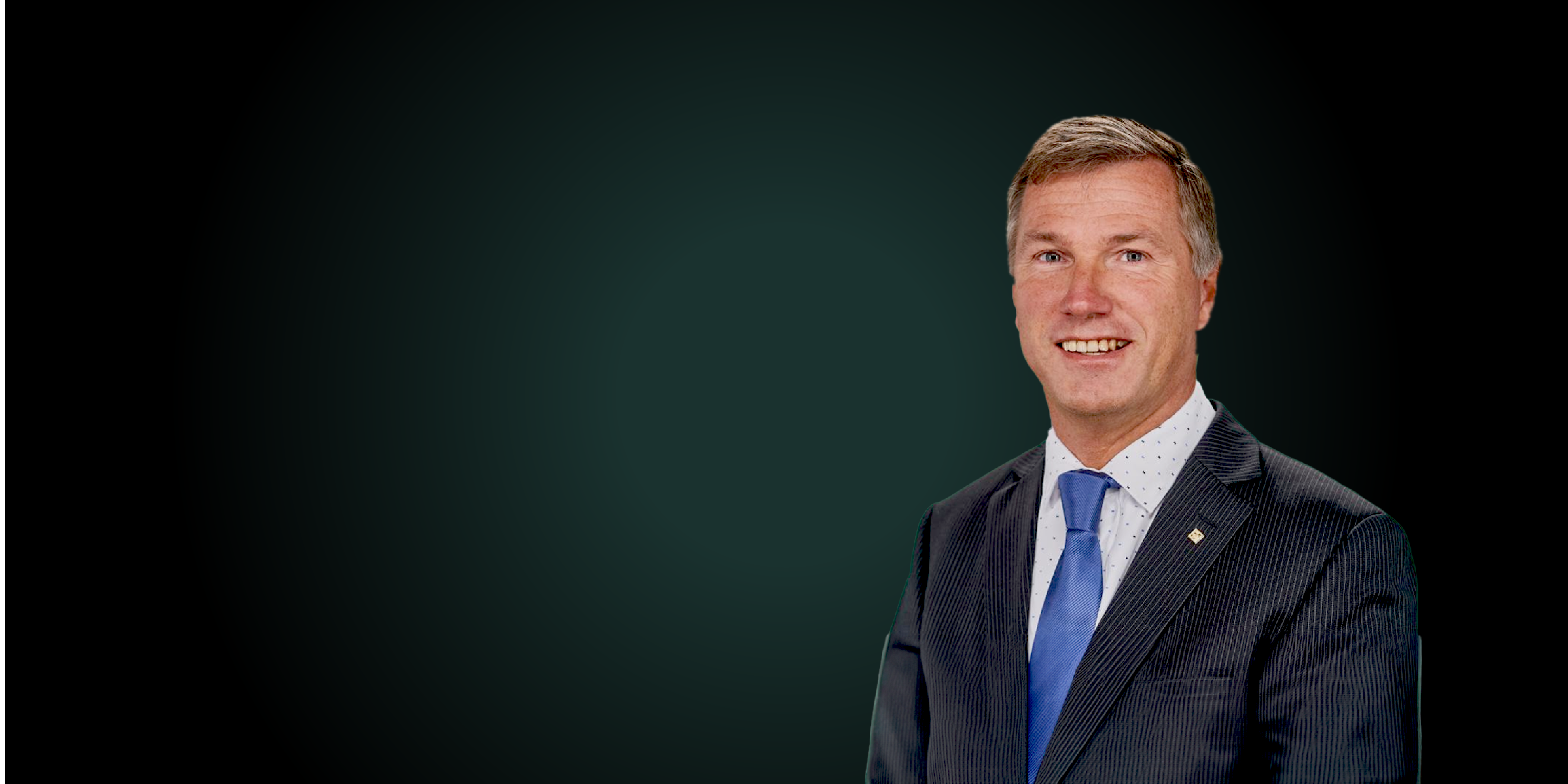 homme en costume qui sourit